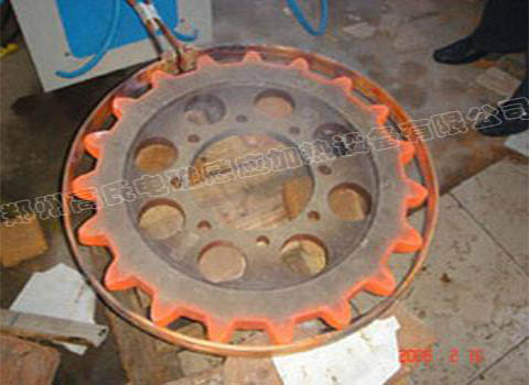 高頻加熱機(jī)對(duì)齒輪進(jìn)行感應(yīng)淬火